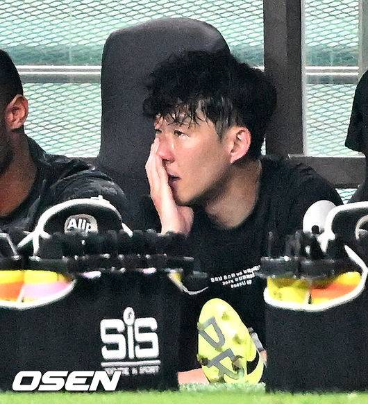 [OSEN=서울월드컵경기장, 이대선 기자] 3일 오후 서울월드컵경기장에서 쿠팡플레이 시리즈 2025&nbsp;2경기, 토트넘 홋스퍼 FC와 뉴캐슬 유나이티드 FC의 프리시즌 친선경기가 열렸다.토트넘 손흥민의 고별전이자 양민혁과 뉴캐슬 박승수의 맞대결로 주목받는 이번 경기는 단순한 프리시즌 친선경기가 아닌, 전설의 마지막, 신예의 등장 교차점이라는 특별한 의미가 더해진다.후반 교체된 토트넘 홋스퍼 손흥민이 벤치에서 눈물을 흘리고 있다. 2025.08.03 /sunday@osen.co.kr