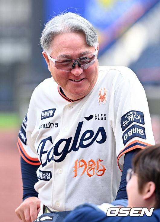 [OSEN=대전, 민경훈 기자] 27일 오후 대전 한화생명볼파크에서 2025 신한 SOL Bank KBO리그&nbsp;한화 이글스와&nbsp;LG 트윈스의 경기가 열린다한화는&nbsp;문동주, LG는&nbsp;톨허스트를 선발 투수로 내세운다.한화 김경문 감독이 취재진들과 얘기를 나누고 있다. 2025.09.27 /rumi@osen.co.kr