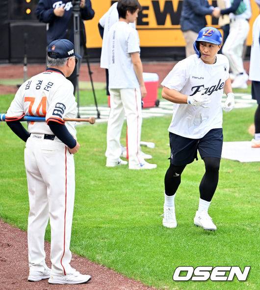 [OSEN=대전, 민경훈 기자] 26일 오후 대전 한화생명볼파크에서 2025 신한 SOL Bank KBO리그 한화 이글스와 LG 트윈스의 경기가 열린다.한화는 류현진, LG는 치리노스를 선발 투수로 내세운다.경기에 앞서 한화 김경문 감독이 훈련하는 손아섭과 얘기를 나누고 있다. 2025.09.26 /rumi@osen.co.kr