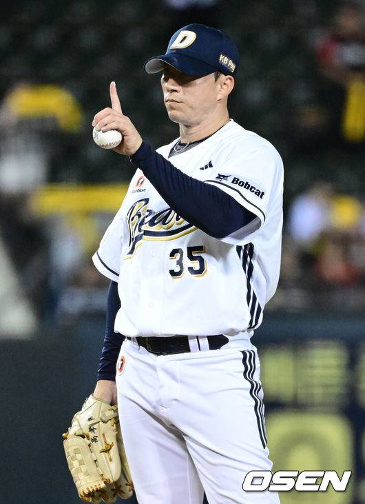 [OSEN=잠실, 최규한 기자] 27일 서울 잠실야구장에서 ‘2025 신한 SOL Bank KBO리그’ 두산 베어스와 LG 트윈스의 경기가 열렸다.홈팀 두산은 잭 로그, 방문팀 LG는 최채흥을 선발로 내세웠다.7회초 2사 주자 없는 상황 마운드에 오른 두산 투수 고효준이 연습 투구 중 사인을 보내고 있다. 2025.07.27 / dreamer@osen.co.kr