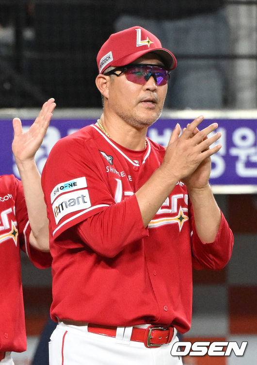 [OSEN=대전, 이대선 기자] 프로야구 한화 이글스가 에이스 코디 폰세가 등판한 경기에서도&nbsp;충격적인 6연패 수렁에 빠졌다.&nbsp;한화는 22일 대전 한화생명볼파크에서 열린 ‘2025 신한은행 SOL Bank KBO리그’ SSG 랜더스와의 경기에서 연잘 혈투 끝에 1-0 패배를 당했다.경기 종료후 SSG 이숭용 감독이 선수들에게 박수를 치고 있다.  2025.08.22 /sunday@osen.co.kr