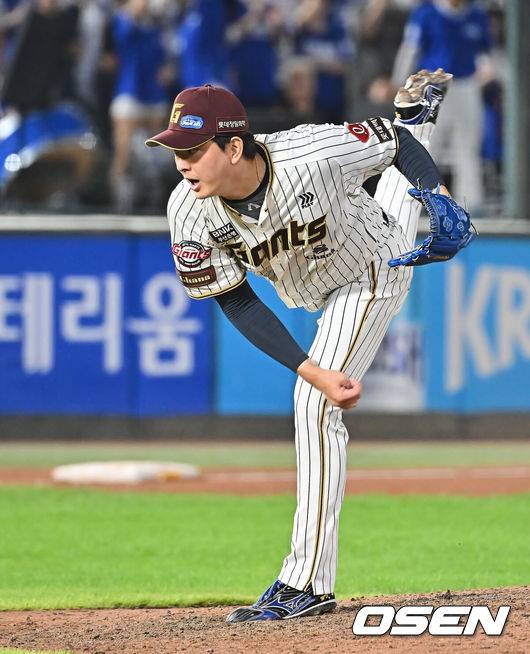 [OSEN=부산, 이석우 기자] 26일 부산 사직야구장에서 2025 신한 SOL 뱅크 KBO 리그 롯데 자이언츠와 삼성 라이온즈의 경기가 열렸다. 홈팀 롯데는 박준우가, 방문팀 삼성은 원태인이 선발 출전했다.롯데 자이언츠 김원중이 역투하고 있다. 2025.09.26 / foto0307@osen.co.kr