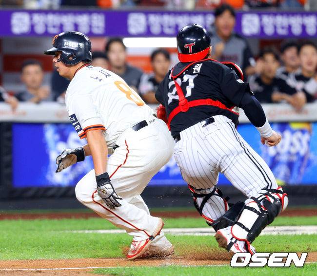 [OSEN=대전, 민경훈 기자] 26일 오후 대전 한화생명볼파크에서 2025 신한 SOL Bank KBO리그 한화 이글스와 LG 트윈스의 경기가 열렸다.한화는 류현진, LG는 치리노스를 선발 투수로 내세웠다.7회말 1사 주자 2,3루 한화&nbsp;하주석&nbsp;번트 때 런다운에 걸렸던 3루 주자&nbsp;노시환이 LG 박동원이 빈 글러브로 태그하는 바람에 득점에 성공하고 있다. 2025.09.26 /rumi@osen.co.kr