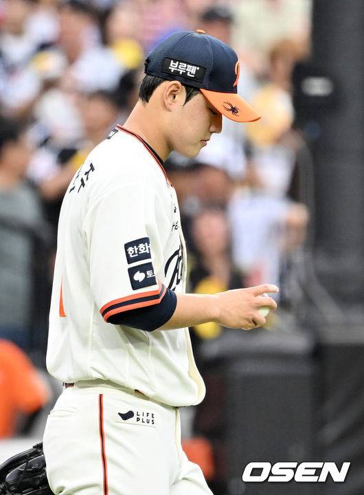 [OSEN=대전, 민경훈 기자] 27일 오후 대전 한화생명볼파크에서 2025 신한 SOL Bank KBO리그&nbsp;한화 이글스와&nbsp;LG 트윈스의 경기가 열렸다.한화는&nbsp;문동주, LG는&nbsp;톨허스트를 선발 투수로 내세웠다.1회초 1사 주자 1,3루 LG 오지환 타석에서 한화 선발 문동주가 와일드피칭으로 실점한 후 아쉬워하고 있다. 2025.09.27 /rumi@osen.co.kr