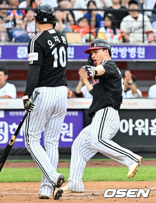 [OSEN=대전, 민경훈 기자] 27일 오후 대전 한화생명볼파크에서 2025 신한 SOL Bank KBO리그 한화 이글스와 LG 트윈스의 경기가 열렸다.한화는 문동주, LG는 톨허스트를 선발 투수로 내세웠다.1회초 1사 주자 1,3루 LG 오지환 타석에서 한화 선발 문동주의 폭투때 문성주가 홈을 밟고 잇다. 2025.09.27 /rumi@osen.co.kr