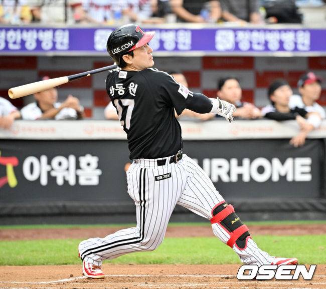 [OSEN=대전, 민경훈 기자] 27일 오후 대전 한화생명볼파크에서 2025 신한 SOL Bank KBO리그&nbsp;한화 이글스와&nbsp;LG 트윈스의 경기가 열렸다.한화는&nbsp;문동주, LG는&nbsp;톨허스트를 선발 투수로 내세웠다.1회초 2사 주자 2루 LG 박동원이 좌월 투런 홈런을 때리고 있다. 2025.09.27 /rumi@osen.co.kr