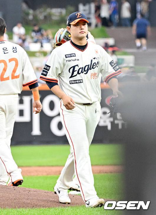 [OSEN=대전, 민경훈 기자] 27일 오후 대전 한화생명볼파크에서 2025 신한 SOL Bank KBO리그&nbsp;한화 이글스와&nbsp;LG 트윈스의 경기가 열렸다.한화는&nbsp;문동주, LG는&nbsp;톨허스트를 선발 투수로 내세웠다.1회초 2사 주자 1,2루 LG 신민재 타석에서 한화 선발 문동주가 강판당하고 있다. 2025.09.27 /rumi@osen.co.kr