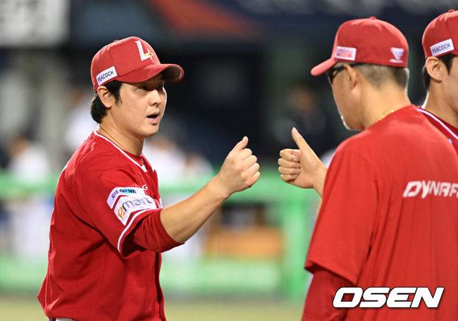[OSEN=잠실, 이대선 기자] 프로야구 SSG 랜더스는 27일 서울 잠실구장에서 열린 2025 신한 SOL뱅크 KBO리그 두산 베어스와의 시즌 마지막 맞대결(16차전)에서 6-2로 승리했다.&nbsp;3위 SSG는 2연승을 달리며 4위 삼성 라이온즈와 승차를 2경기로 벌렸다. 시즌 72승 4무 63패. 반면 2연패에 빠진 9위 두산은 59승 6무 77패가 됐다.경기 종료 후 SSG 최정이 이숭용 감독과 승리의 기쁨을 나누고 있다. 2025.09.27 /sunday@osen.co.kr