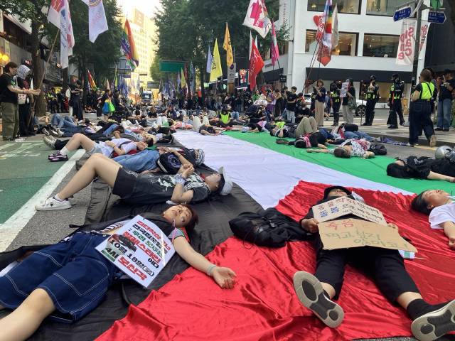 ▲927 기후정의행진 참가 시민들이 2분 동안 추모 사이렌에 맞춰 이스라엘 정부를 규탄하는 다이인(die-in) 퍼포먼스를 벌였다. ⓒ프레시안(손가영)