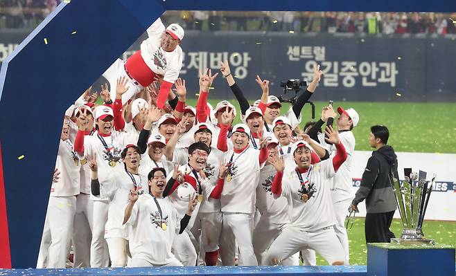 지난 2024년 10월 28일 프로야구 '2024 신한 SOL 뱅크 KBO 포스트시즌' 한국시리즈 5차전 삼성 라이온즈와 KIA 타이거즈의 경기에서 우승을 차기한 기아 타이거즈 선수들이 이범호 감독을 헹가래 치고 있다. 뉴스1