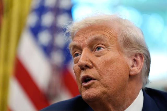 도널드 트럼프 미국 대통령이 25일(현지 시간) 미국 워싱턴DC 백악관 집무실에서 행정명령에 서명한 뒤 기자들과 대화를 나누고 있다. AP연합뉴스