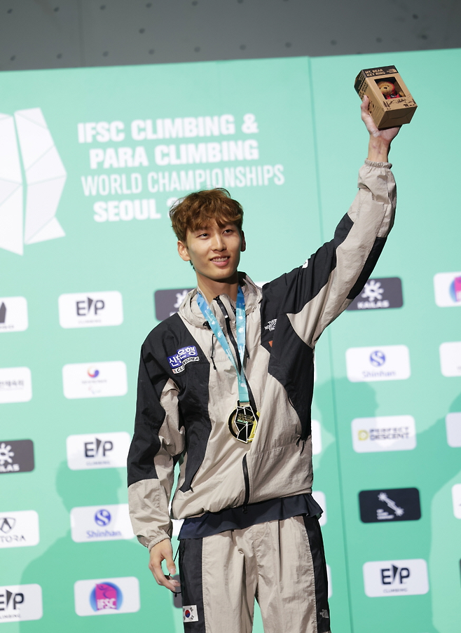 리드 금메달을 획득한 이도현 선수가 포즈를 취하고 있다. 대한산악연맹
