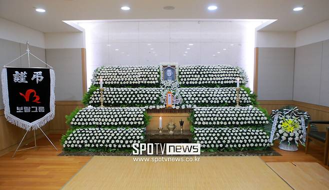 유재석, 지석진과 故전유성 빈소 조문…한시간반 지켰다
