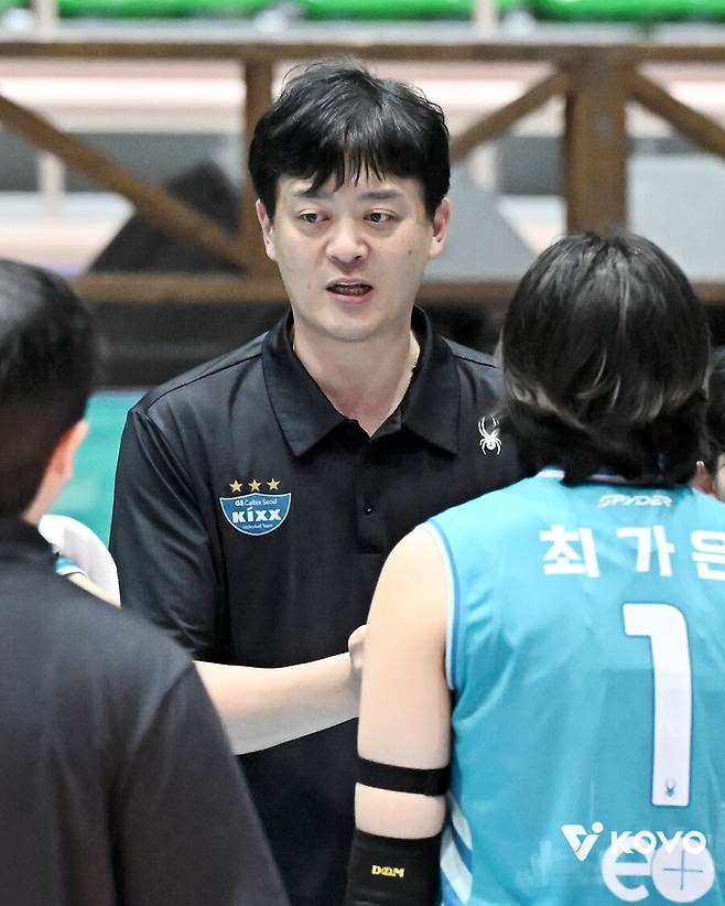 ▲ 작전 지시 중인 GS칼텍스 이영택 감독 ⓒKOVO