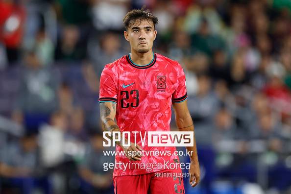 ▲ 경험과 안정감 면에서 불안감이 없지 않지만 월드컵 본선을 불과 7개월 앞둔 시점에서 완전한 대체 자원을 찾긴 녹록잖단 점을 고려하면 9월 평가전 2경기서 잠재성을 보인 카스트로프와 기존 황인범 조합이 급부상할 가능성을 배제할 수 없다. 카스트로프가 투지와 활동량으로 수비 부담을 덜어주고 황인범이 공격 전개를 책임지는 방식이다.