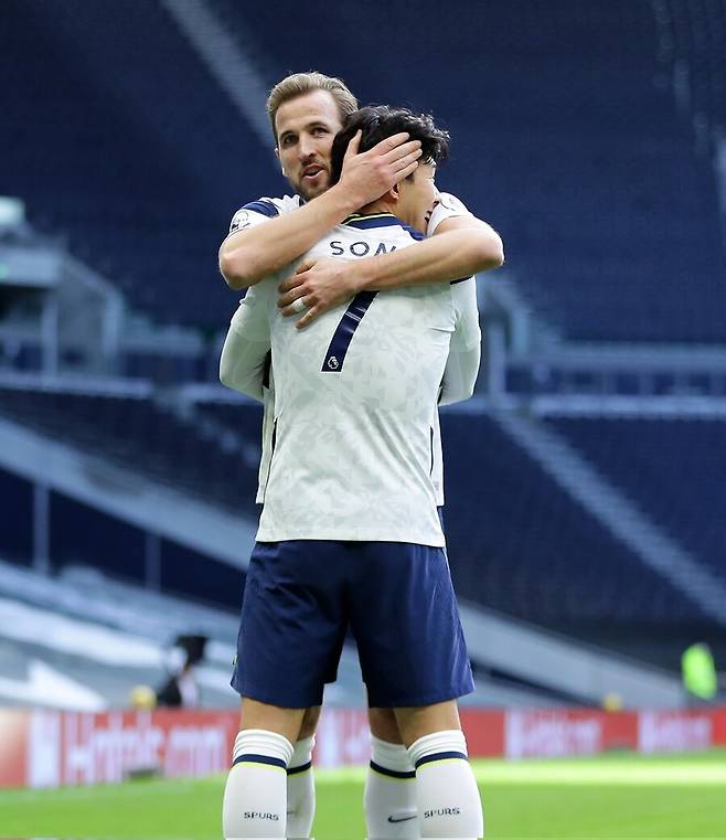 ▲ 케인은 현재 잉글랜드 축구대표팀 주장이다. 토트넘 유스 출신으로 구단과 대표팀 모두서&nbsp;최다 골 기록을 보유 중인 리빙 레전드다.&nbsp;프리미어리그 통산 득점 순위에서도 213골로 앨런 시어러(260골)에 이어 2위에 올라 있다. 잉글랜드 팬들에겐 자국 공격수를 상징하는 '체육계 비틀스' 같은 존재다.&nbsp;