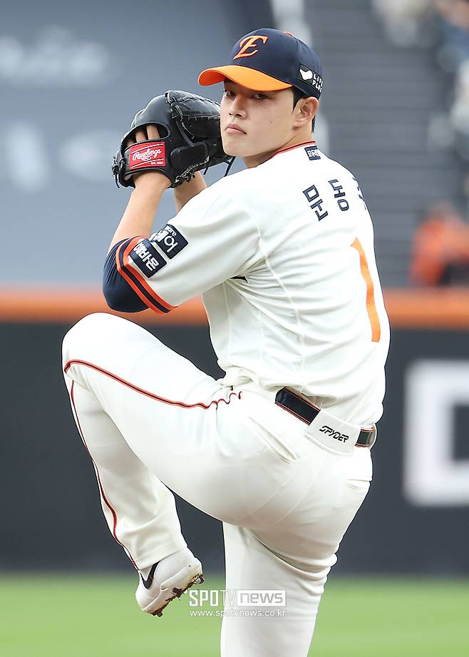 ▲ 문동주는 포스트시즌에서 LG를 다시 상대할 가능성이 있는 만큼 이날 경기에 대한 악몽을 빨리 잊는 게 중요해졌다 ⓒ곽혜미 기자