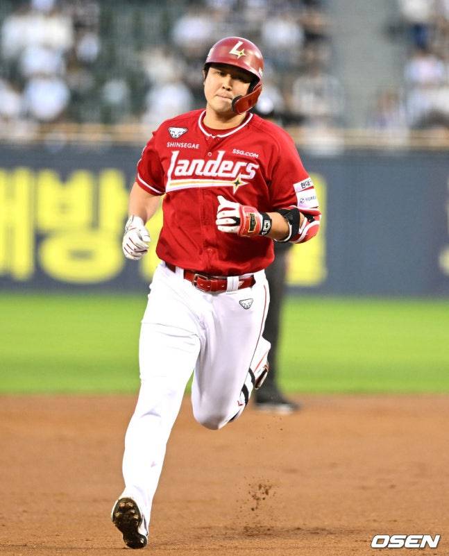 홈런을 쏘아올린 최정의 모습.