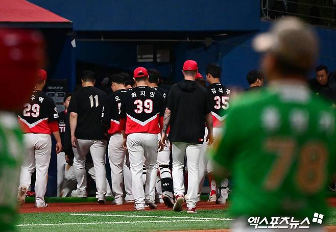 7일 오후 서울 구로구 고척스카이돔에서 열린 '2025 신한 SOL Bank KBO리그' KIA 타이거즈와 키움 히어로즈의 경기, 키움이 김태진의 만루 홈런과 최주환의 역전 3타점 2루타에 힘입어 KIA에 11:10 역전승을 거뒀다.  경기종료 후 KIA 선수단이 그라운드를 빠져나가고 있다. 엑스포츠뉴스 DB