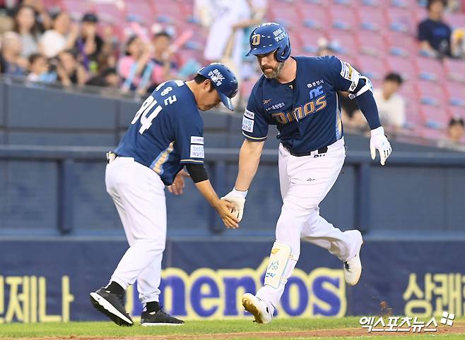 14일 오후 서울 송파구 잠실야구장에서 열린 '2025 신한 SOL Bank KBO리그' NC 다이노스와 두산 베어스의 경기, 3회초 1사 NC 데이비슨이 홈런을 날린 뒤 박용근 코치와 세리머니를 하고 있다. 엑스포츠뉴스 DB