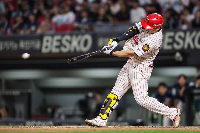27일 오후 광주-KIA챔피언스필드에서 열린 '2025 신한 SOL Bank KBO리그' NC 다이노스와 KIA 타이거즈의 경기, 6회말 2사 2루 KIA 나성범이 1타점 적시타를 날리고 있다. KIA 타이거즈