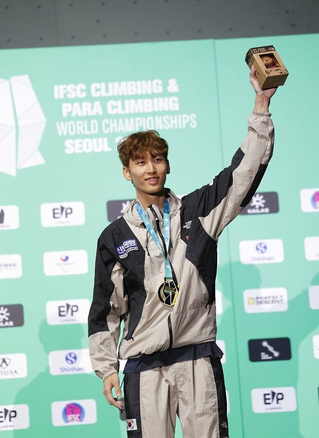 우승 트로피를 들고 기뻐하는 이도현 [대한산악연맹 제공. 재판매 및 DB 금지]