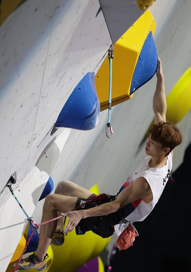 경기를 치르는 이도현 [대한산악연맹 제공. 재판매 및 DB 금지]