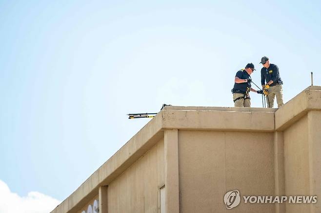 지난 25일 미 텍사스 댈러스 ICE 주변 건물 옥상 조사하는 FBI 요원들 [AFP=연합뉴스. 재판매 및 DB 금지]