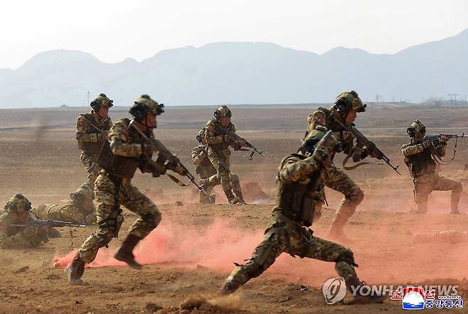북한 특수부대 전투 훈련 모습 북한 조선중앙통신은 2025년 4월 5일 "김정은 국무위원장이 특수작전부대 훈련기지를 방문하고 종합훈련을 지도했다"고 보도했다.
[조선중앙통신 사진]