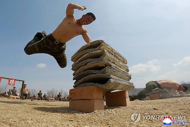 격파 시범을 보이는 북한 특수부대원 [조선중앙통신 사진]