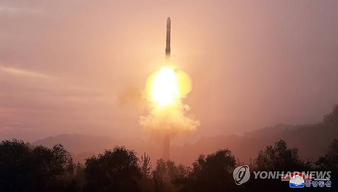 북한 최신형 ICBM 시험발사 장면  북한 조선중앙통신은 "2024년 10월31일 아침 신형 대륙간탄도미사일(ICBM) 화성포-19형 시험발사를 성공적으로 단행했다"고 보도했다.
[연합뉴스 사진]