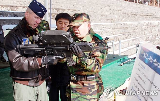 복합소총에 대해 설명하는 전인범 사단장  육군 이기자부대 전인범 사단장(오른쪽)이 2010년 2월 부대를 방문한 제프리 레밍턴 미국 7공군 사령관에게 K-11 복합형 소총에 관해 설명하고 있다.
[육군 이기자부대 제공]
