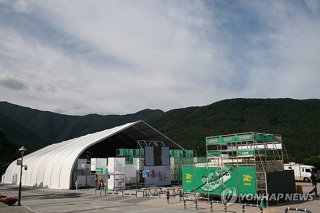 울산울주세계산악영화제 오늘 개막 (울산=연합뉴스) 장영은 기자 = 26일부터 30일까지 울산 울주군 영남알프스 복합웰컴센터에서 국내에서 유일한 국제산악영화제인 제10회 울산울주세계산악영화제가 열린다. 사진은 영화제 개막식 무대.2025.9.26 young@yna.co.kr