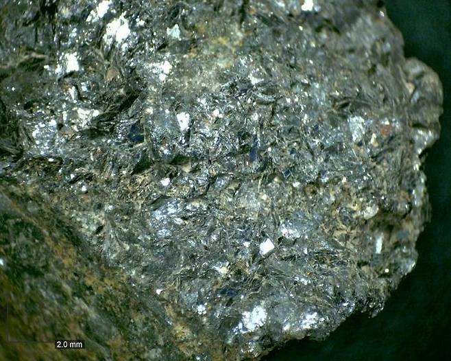 3천년 전 구리 제련에 용제(flux)로 첨가된 적철광 구리 광석에서 구리를 추출하는 제련 과정에서 철 산화물인 적철석을 첨가하면 광석 내 불순물로부터 구리 금속을 더 쉽게 분리할 수 있다. [Dr Nathaniel Erb-Satullo 제공. 재판매 및 DB 금지]