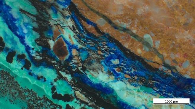 철 성분이 부족한 구리 광석 조지아 남부 청동기 유적인 크베모 볼니시(Kvemo Bolnisi) 구리 제련 시설에서는 철 성분이 부족한 구리 광석이 사용됐다. 제련 과정에서 철 산화물인 적철석을 첨가하면 광석 내 불순물로부터 구리 금속을 더 쉽게 분리할 수 있다. [[Dr Nathaniel Erb-Satullo 제공. 재판매 및 DB 금지]