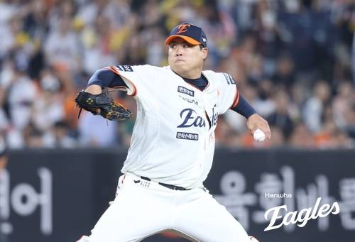 역투하는 류현진 (서울=연합뉴스) 한화 류현진이 26일 대전 한화생명볼파크에서 열린 프로야구 LG와 홈 경기에 선발 등판해 역투하고 있다. [한화 이글스 제공. 재판매 및 DB금지]