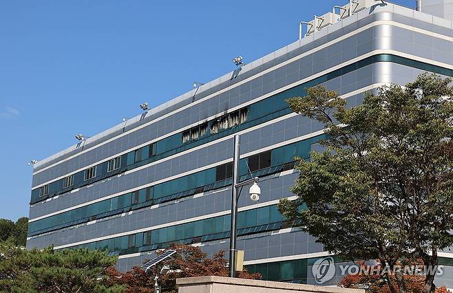 국가정보자원관리원 화재 흔적 (대전=연합뉴스) 김소연 기자 = 27일 대전 유성구 국가정보자원관리원 5층 전산실 창문이 리튬이온 배터리 폭발 화재로 불에 타 있다. 2025.9.27 soyun@yna.co.kr