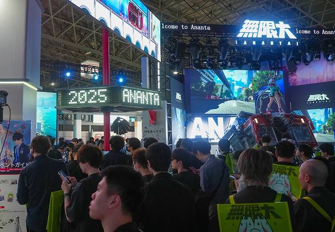 도쿄게임쇼 2025 '무한대' 부스     (지바[일본]=연합뉴스) 김주환 기자 = 26일 도쿄게임쇼(TGS) 2025가 열린 일본 지바현 마쿠하리 멧세 내에 넷이즈의 '무한대' 부스가 북적이고 있다. 2025.9.26 jujuk@yna.co.kr