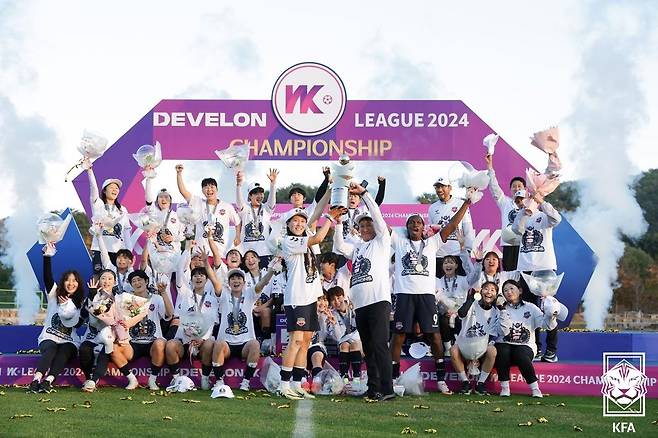 2024 WK리그 챔피언결정전에서 우승한 수원FC 위민 선수단의 세리머니 모습. [대한축구협회 제공. 재판매 및 DB 금지]