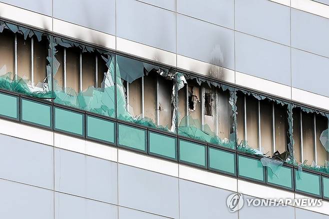 국가정보자원관리원 화재 흔적 (대전=연합뉴스) 신현우 기자 = 27일 대전 유성구 국가정보자원관리원(국정자원) 전산실 창문이 화재로 깨져 있다.
    전날 정부 전산시스템이 있는 국정자원에서 무정전·전원 장치(UPS)용 리튬이온배터리 화재가 발생해 정부 전산 서비스가 대규모로 마비됐다. 2025.9.27 nowwego@yna.co.kr
