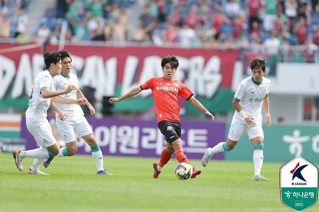 강원 김대원(오른쪽에서 두 번째)이 대전과 경기에서 드리블하고 있다.  [한국프로축구연맹 제공. 재판매 및 DB 금지]