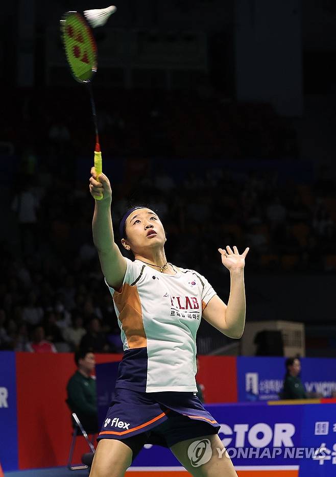 안세영 '가볍게' (수원=연합뉴스) 홍기원 기자 = 안세영이 26일 경기도 수원체육관에서 열린 '2025 수원 빅터 코리아아오픈 배드민턴선수권대회'에서 일본의 미야자키 도모카와 여자단식 8강 경기를 하고 있다. 2025.9.26 xanadu@yna.co.kr