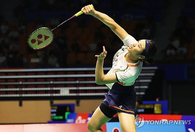 안세영 '가볍게' (수원=연합뉴스) 홍기원 기자 = 안세영이 26일 경기도 수원체육관에서 열린 '2025 수원 빅터 코리아아오픈 배드민턴선수권대회'에서 일본의 미야자키 도모카와 여자단식 8강 경기를 하고 있다. 2025.9.26 xanadu@yna.co.kr