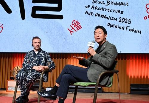 서울도시건축비엔날레 개막포럼 참석한 오세훈 시장과 헤더윅 총감독 (서울=연합뉴스) 오세훈 서울시장이 27일 열린 '제5회 서울도시건축비엔날레 개막포럼' 특별인터뷰에서 서울시 공공건축에 대해 설명하고 있다. 왼쪽은 토머스 헤더윅 총감독. 2025.9.27 [서울시 제공. 재판매 및 DB 금지]