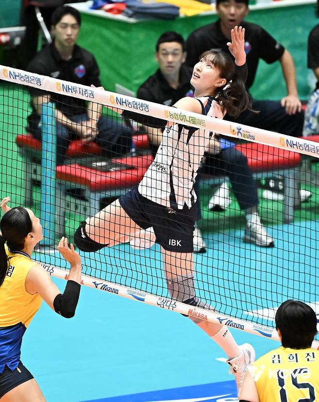 공격 펼치는 이주아 [한국배구연맹 제공. 재배포 및 DB 금지]