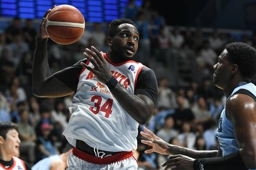 리바운드 잡는 SK의 워니 [KBL 제공. 재판매 및 DB 금지]