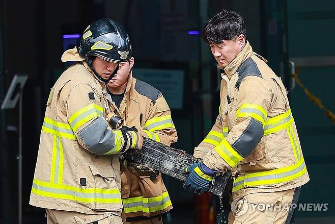 국정자원서 불에 탄 배터리 옮기는 소방대원 (대전=연합뉴스) 신현우 기자 = 27일 대전 유성구 국가정보자원관리원(국정자원)에서 소방대원이 불에 탄 배터리를 옮기고 있다.
    전날 정부 전산시스템이 있는 국정자원에서 무정전·전원 장치(UPS)용 리튬이온배터리 화재가 발생해 정부 전산 서비스가 대규모로 마비됐다. 2025.9.27 nowwego@yna.co.kr