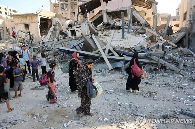 폐허 속 가자지구 주민들 [AFP 연합뉴스 자료사진. 재판매 및 DB 금지]