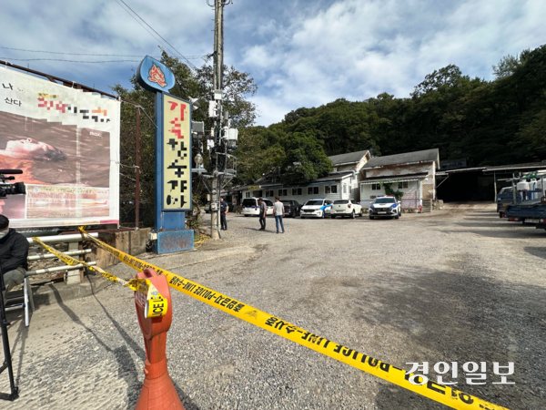 폭발 사고가 발생한 양주시 장흥면의 찜질방 입구의 모습. 폴리스라인이 쳐져 사고 현장이 보존돼 원인 등이 조사되고 있었다. 2025.9.27 /목은수기자 wood@kyeongin.com
