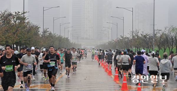 2025 인천송도국제마라톤대회가 열린 28일 오전 인천 송도국제도시에서 참가자들이 힘차게 달리고 있다. 2025.9.28 /조재현기자 jhc@kyeonign.com
